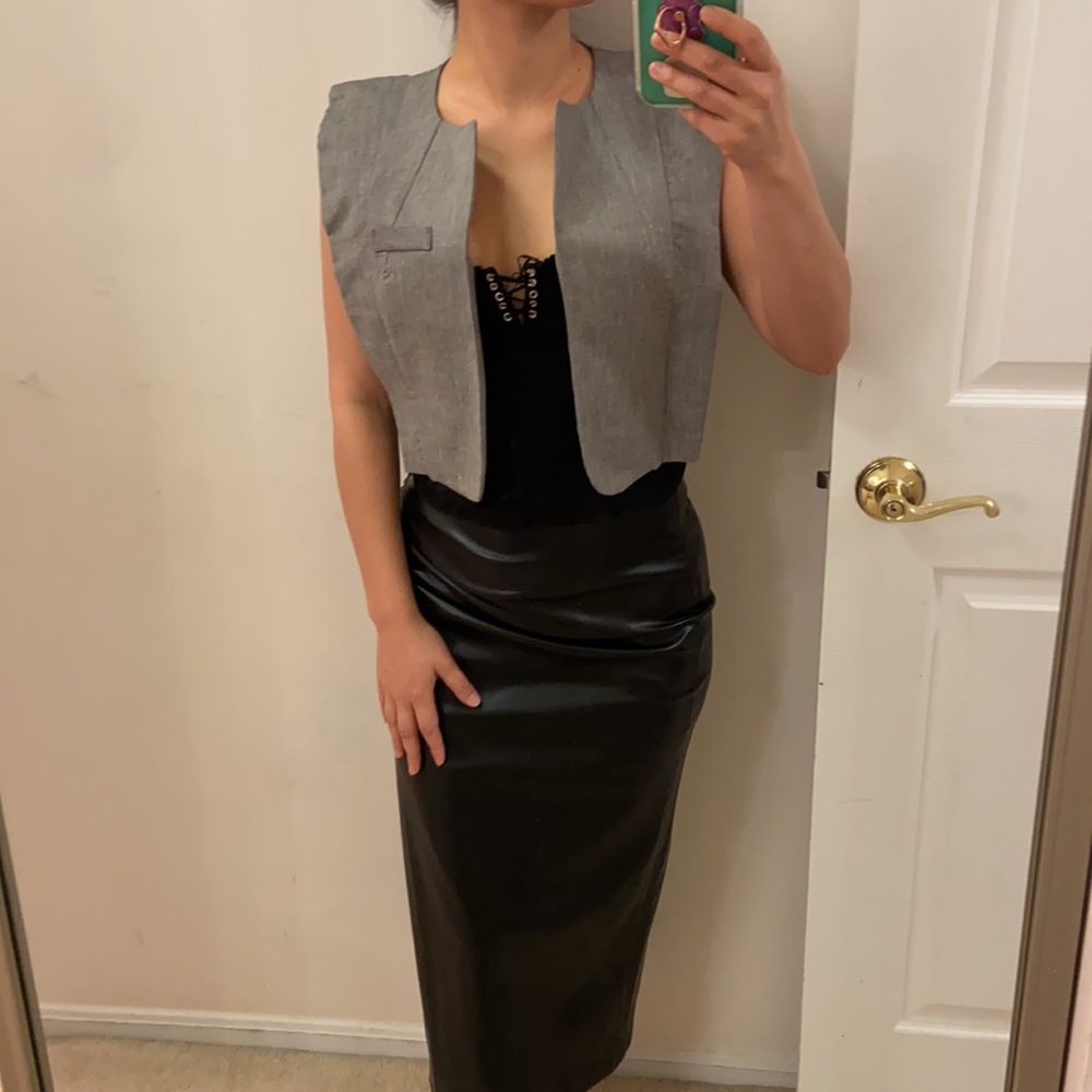 Cropped length linen vest. Xs